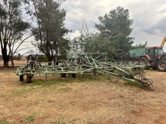 40ft Chamberlain/John Deere 275 Bar with Simplicity Air Cart