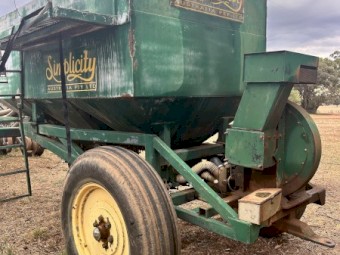 40ft Chamberlain/John Deere 275 Bar with Simplicity Air Cart