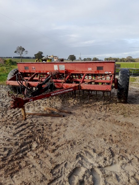 International 511 Combine
