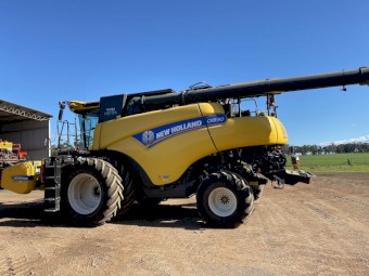 Under Auction - (A194) 2017 New Holland CR8.90 Header 