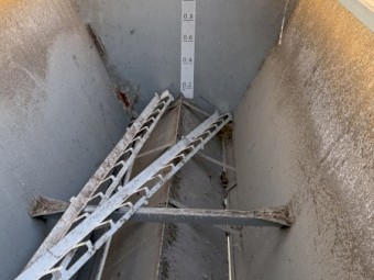 2 x Advantage feeders