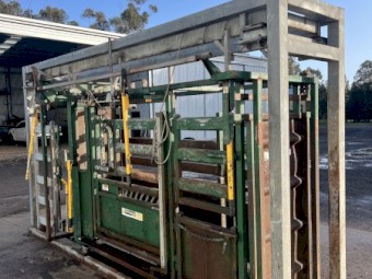 Arrow FarmQuip Q Catch 6100 Cattle Crush and Scales