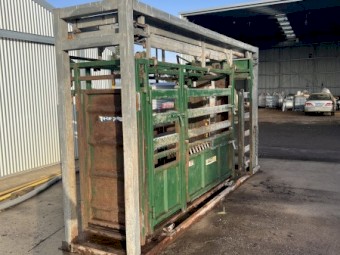 Arrow FarmQuip Q Catch 6100 Cattle Crush and Scales