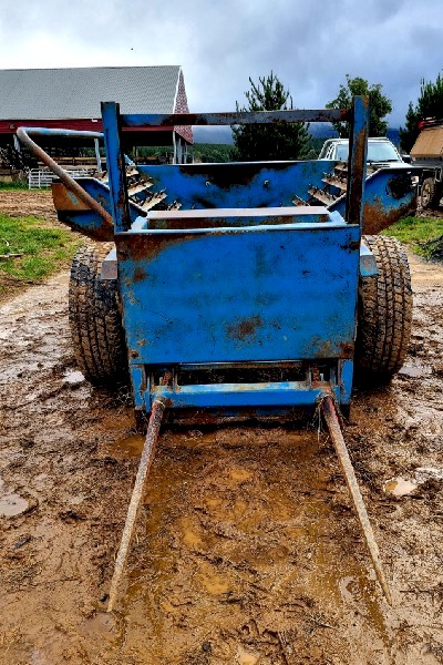 Round Bale Feed Out Trailing Cart