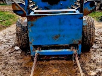 Round Bale Feed Out Trailing Cart