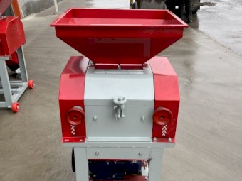 New special roller mill for breeding chickens, ducks, peanuts, household wheat, sorghum, soybeans and brewing