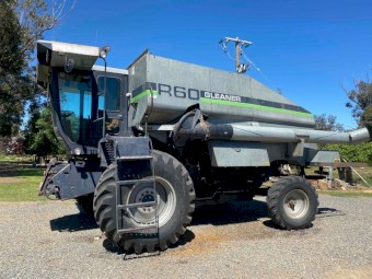 1990 R60 Deutz-Allis Gleaner Header with 27ft front on trailer