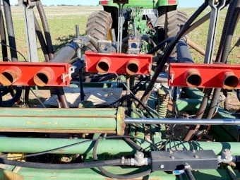 John Deere 1610 Chisel Plow/Seeder