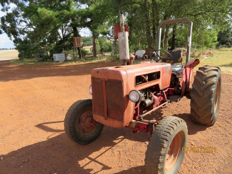 International B414 Tractor