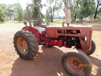 International B414 Tractor