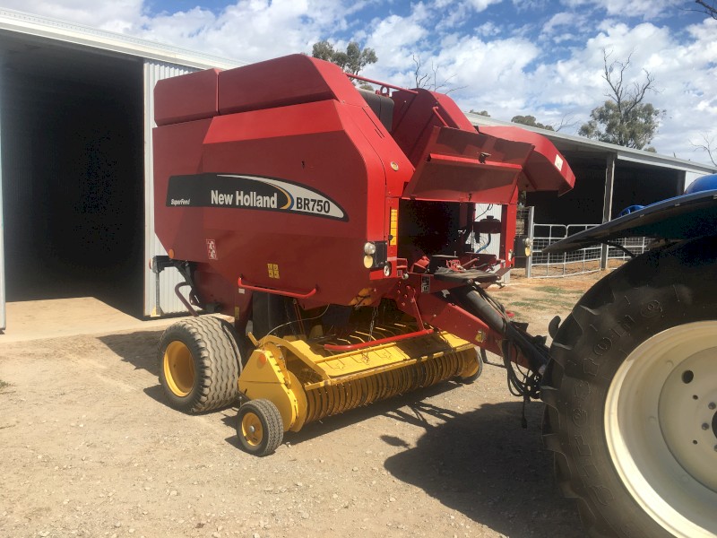 2005 New Holland BR750 Baler