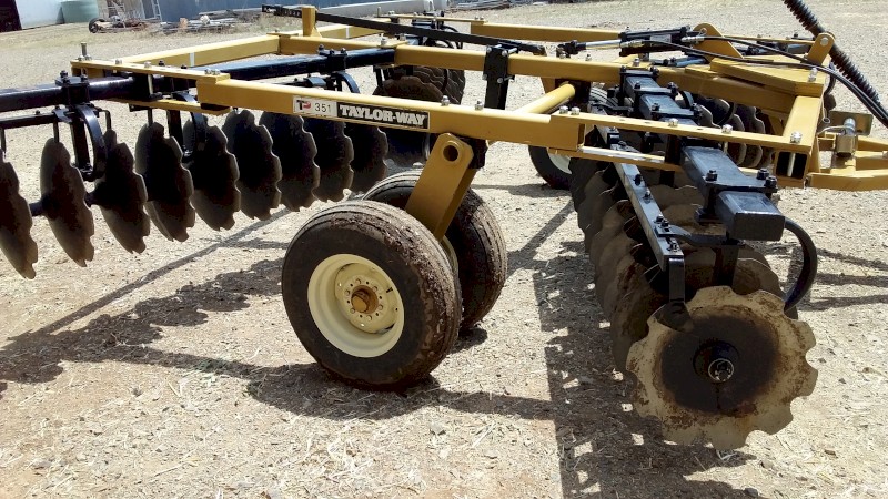 DEMO Taylor-Way 351 Tandem Off Set Disc 40 Plate Demo 4.45mt cut - 24" Disc's