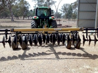 DEMO Taylor-Way 351 Tandem Off Set Disc 40 Plate Demo 4.45mt cut - 24" Disc's