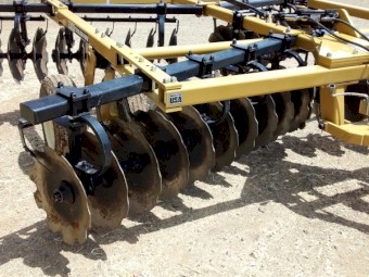DEMO Taylor-Way 351 Tandem Off Set Disc 40 Plate Demo 4.45mt cut - 24" Disc's