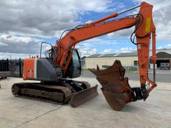 ZX135 HITACHI WITH TILT HITCH