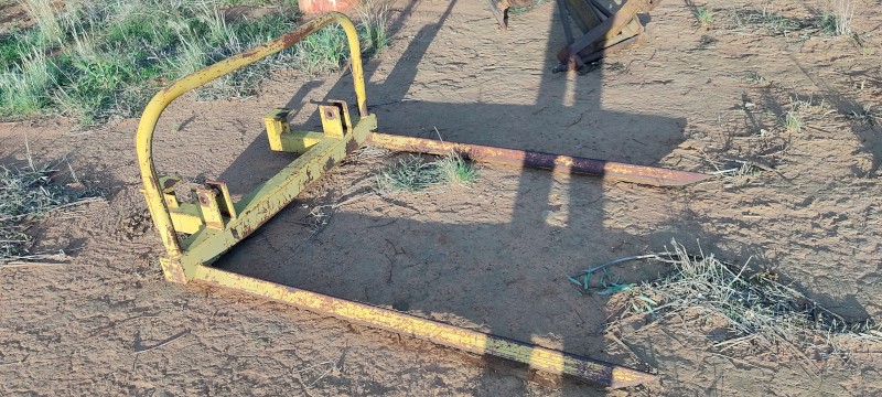3-Point linkage hay bale carrier