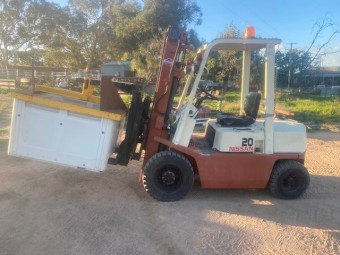 Nissan 2 tonne forklift with bin rotater