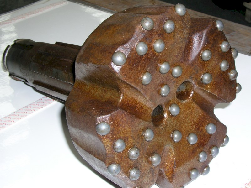 ASSORTMENT OF WATER BORE DRILLING TOOLS AND ACCESSORIES  / ASSORTMENT OF BORE DRILLING TOOLS AND ACCESSORIES - 1 SET