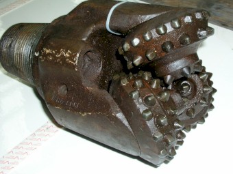 ASSORTMENT OF WATER BORE DRILLING TOOLS AND ACCESSORIES  / ASSORTMENT OF BORE DRILLING TOOLS AND ACCESSORIES - 1 SET