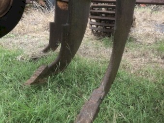 Grizzly 5 Tyne rippers with crumble roller 