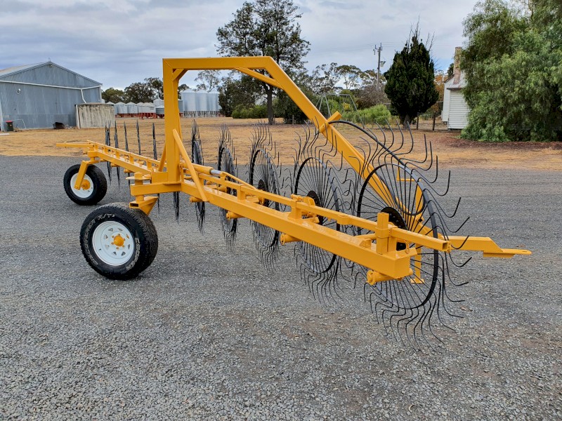 HAY RAKE, 11 wheel inline.