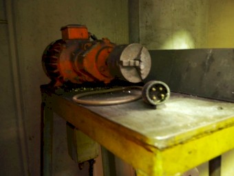 MSL 890 - MACHINNING TABLE WITH CHUCK, GEAR BOX AND SUMP PUMP