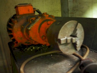 MSL 890 - MACHINNING TABLE WITH CHUCK, GEAR BOX AND SUMP PUMP