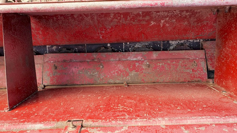 International 511 20 run Seeder