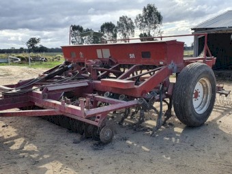 International 511 20 run Seeder