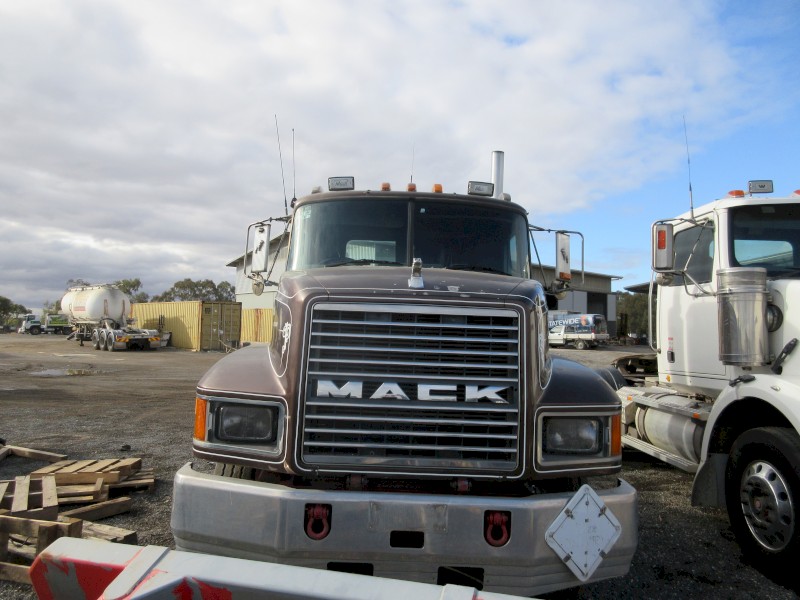 32. 1994 Mack CHR688RS