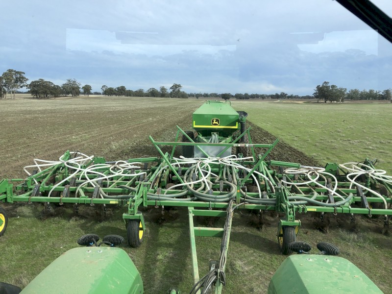 John Deere 735 Airseeder Bar and 787 Air Cart