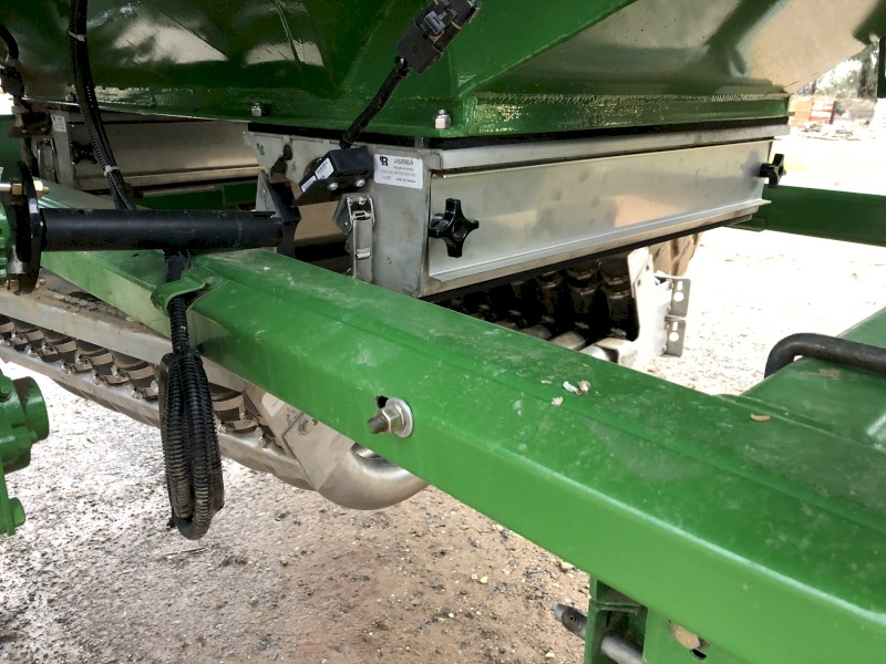 Morris C1 Contour Drill and John Deere 787 8000L Aircart