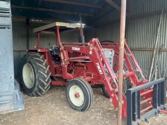 International 4-2 Tractor / Loader