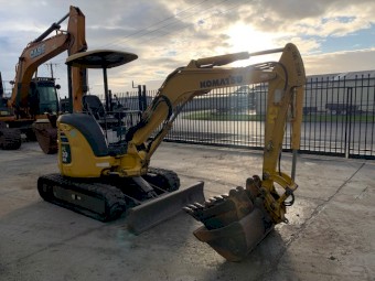 PC30MR-3 WITH 3 BUCKETS