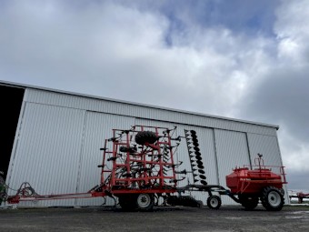 2004 Horwood Bagshaw 36' Airseeder Bar and 6000L Aircart