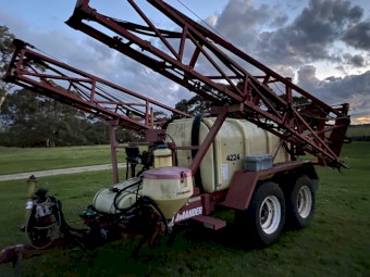 Hardi Commander 4224 Boom Spray.
