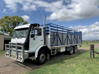 1987 Mercedes Benz 2222 26ft Truck with Cattle crate