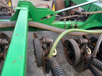 2009 John Deere 1890 Disc Seeder & 1910 Air Cart