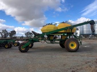 2009 John Deere 1890 Disc Seeder & 1910 Air Cart