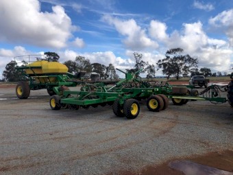 2009 John Deere 1890 Disc Seeder & 1910 Air Cart