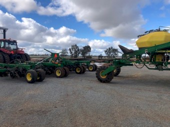 2009 John Deere 1890 Disc Seeder & 1910 Air Cart