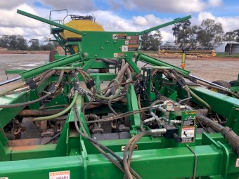 2009 John Deere 1890 Disc Seeder & 1910 Air Cart