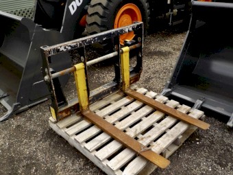 CHALLENGER Heavy Duty Front End Loader 2500kg Combo Hay Bale/Pallet Fork Attachment