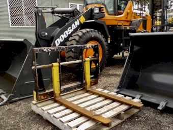 CHALLENGER Heavy Duty Front End Loader 2500kg Combo Hay Bale/Pallet Fork Attachment