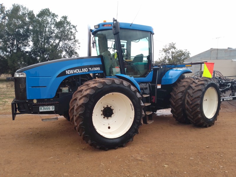 2005 New Holland TJ325 Tractor