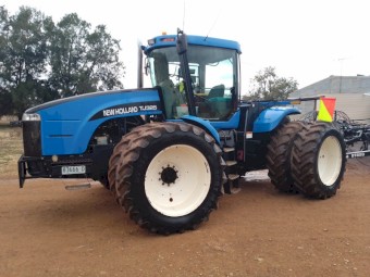 2005 New Holland TJ325 Tractor