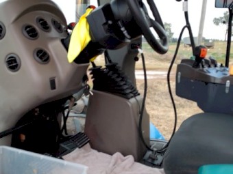 2005 New Holland TJ325 Tractor