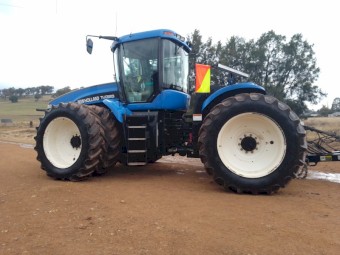 2005 New Holland TJ325 Tractor