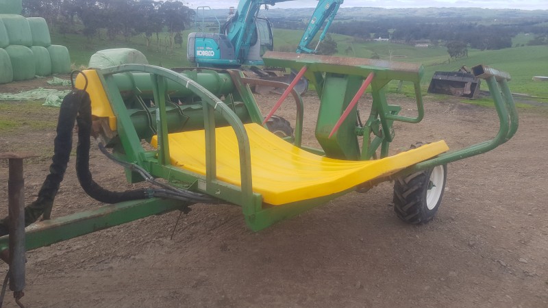 Hustler Trailing Chainless Bale Feeder