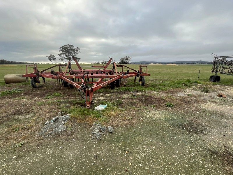 25ft International Chisel Plough